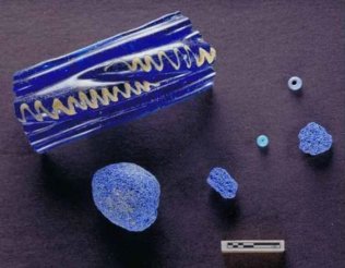 Fragment de bracelet en verre, fragments de frite et perles (La Vache--l'Aise, Bobigny)